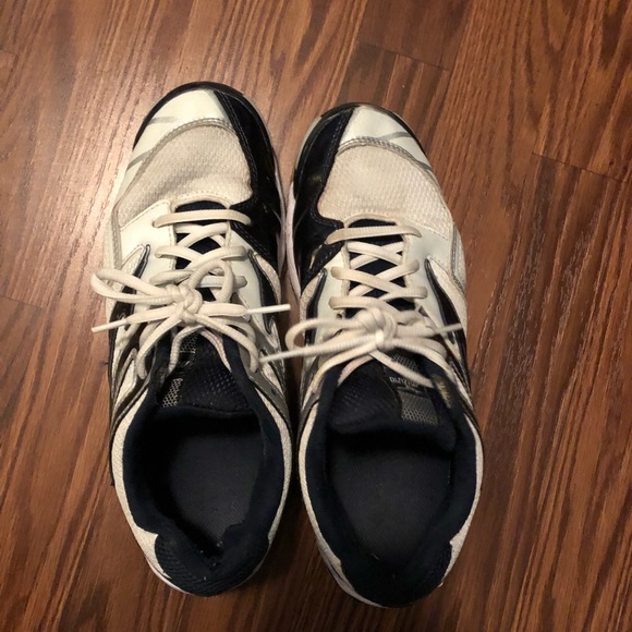 Tennis shoes - Picture 2 of 3